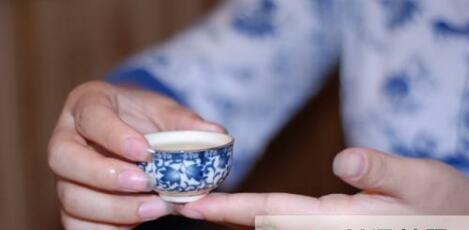 女士喝茶的手勢，女人正確喝茶手勢姿勢圖