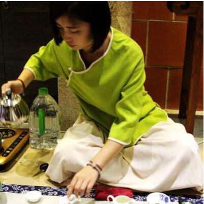 女士喝茶的手勢，女人正確喝茶手勢姿勢圖
