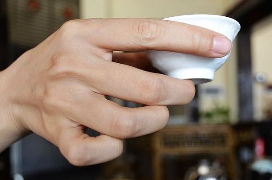 女士喝茶的手勢，女人正確喝茶手勢姿勢圖