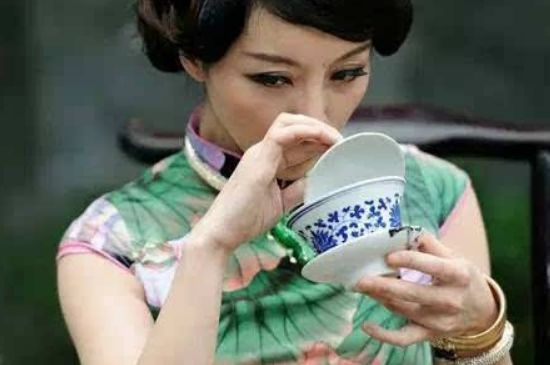 女士喝茶優(yōu)雅姿勢(shì)，女士正確喝茶姿勢(shì)禮儀