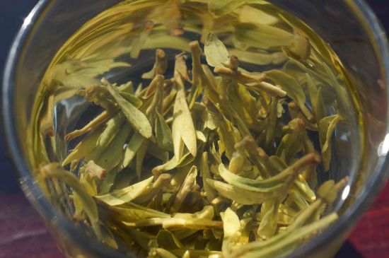 安吉白茶冷藏好還是冷凍好？這個(gè)需要根據(jù)存放時(shí)間來選擇