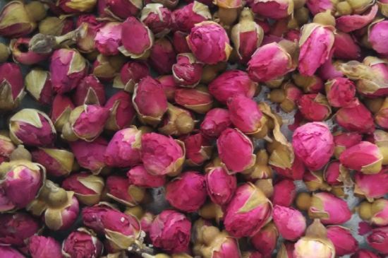 玫瑰花茶的功效與作用，堅(jiān)持喝一個(gè)月玫瑰花茶會(huì)怎樣？