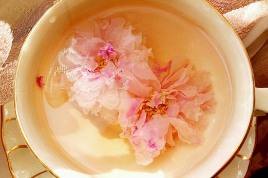玫瑰花茶的功效與作用，堅(jiān)持喝一個(gè)月玫瑰花茶會(huì)怎樣？