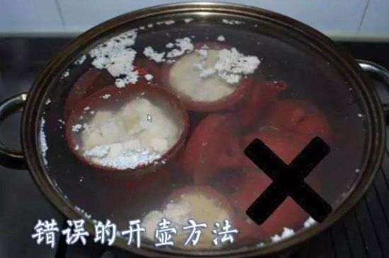 開(kāi)壺放豆腐是錯(cuò)誤的，新買(mǎi)的紫砂壺正確開(kāi)壺建議