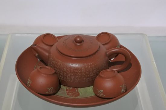 正宗紫砂壺多少錢一套，一套正宗<a href=http://www.xmluana.com/chaju/zisha/ target=_blank class=infotextkey>宜興紫砂壺</a>什么價格