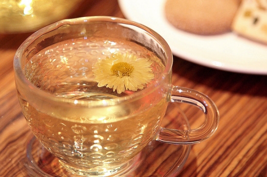 經(jīng)常菊花泡水好嗎，喝菊花茶有什么好處？