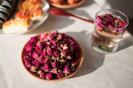 玫瑰花茶的功效與作用，堅(jiān)持喝一個(gè)月玫瑰花茶會(huì)怎樣？