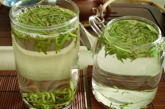 竹葉青和雀舌哪個貴，竹葉<a href=http://www.xmluana.com/fenlei/wulongcha/ target=_blank class=infotextkey>青茶</a>貴嗎？