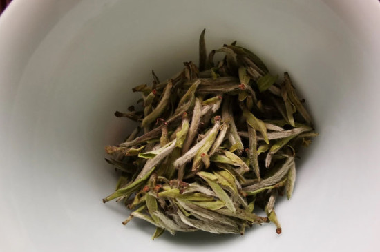 新舊白茶怎么區(qū)分，怎么分辨白茶是新還是舊