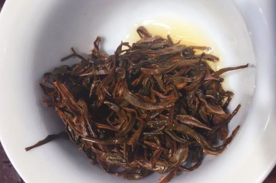 女人喝紅茶好還是喝普洱茶好，普洱茶和紅茶哪個(gè)適合女人喝