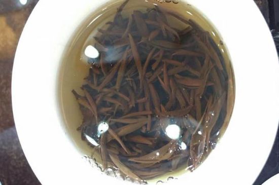 女人喝金駿眉的好處和壞處，女性喝金駿眉可減肥養(yǎng)顏