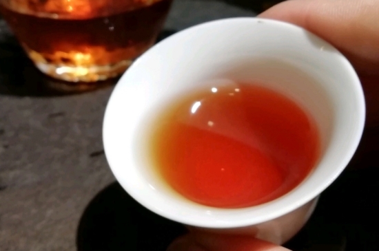 長(zhǎng)期喝巖茶會(huì)上火嗎？巖茶這樣喝了容易上火！