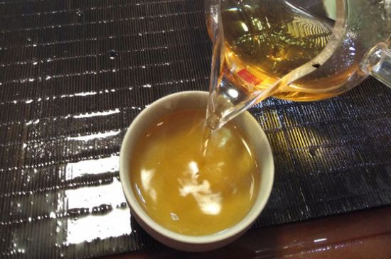 女人喝金駿眉的好處和壞處，女性喝金駿眉可減肥養(yǎng)顏