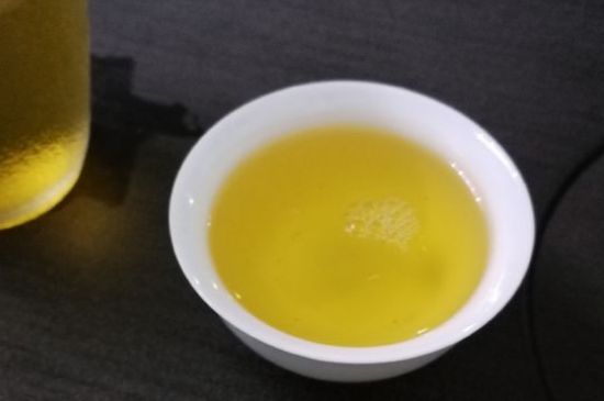 女人喝金駿眉的好處和壞處，女性喝金駿眉可減肥養(yǎng)顏