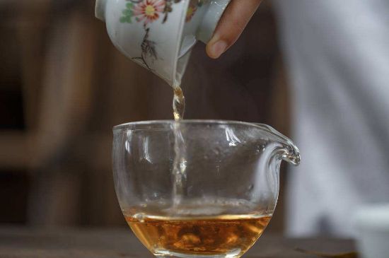 福鼎白茶要喝老的嗎，為什么喝白茶要喝老茶存新茶？