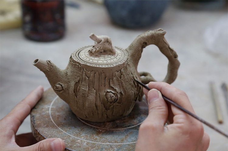 仿木外皮紫砂壺，創(chuàng)意木樁手工雕刻紫砂壺
