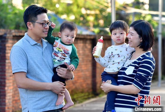 在長汀這十年，張元豪也收獲了愛情。2015年，他與客家妹子董仁花組成了溫暖的小家庭，如今已經有了兩個可愛的寶寶。　張斌 攝
