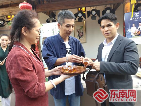 武夷山市回春巖茶廠相關(guān)負責(zé)人（中）邀請外國駐華使節(jié)品茶